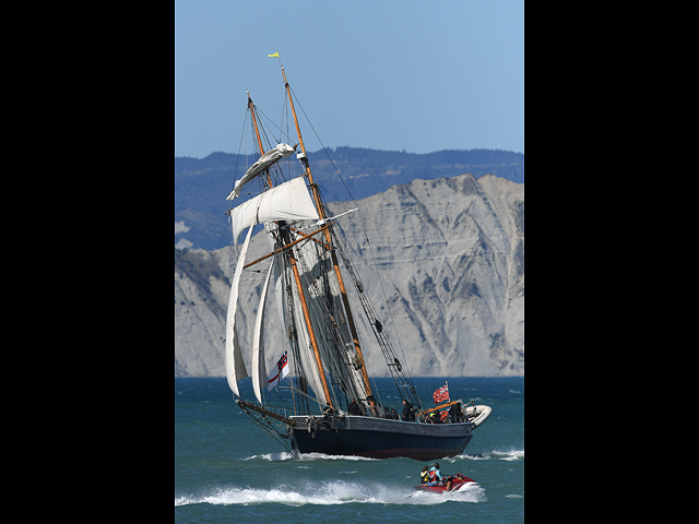 Прибытие реплики HMB Endeavour к побережью Новой Зеландии, 8 октября 2019 года Прибытие реплики HMB Endeavour к побережью Новой Зеландии, 8 октября 2019 года