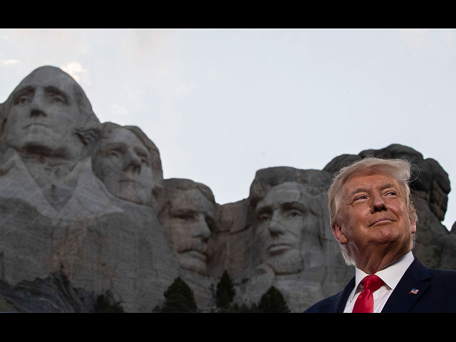 Президент Дональд Трамп во время посещения национального мемориала на горе Рашмор возле Кистоуна, Южная Дакота, 3 июля 2020 года Президент Дональд Трамп во время посещения национального мемориала на горе Рашмор возле Кистоуна, Южная Дакота, 3 июля 2020 года