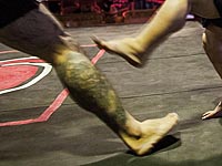 Cage Warrior 101: боец сломал ногу, нанося лоу-кик Cage Warrior 101: боец сломал ногу, нанося лоу-кик
