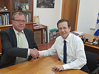 Председатель Еврейского агентства Ицхак Герцог и Посол Российской федерации в Израиле Анатолий Викторов во время встречи Председатель Еврейского агентства Ицхак Герцог и Посол Российской федерации в Израиле Анатолий Викторов во время встречи