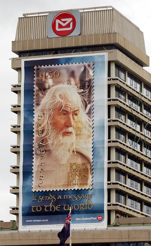 2003г. На плакате - Иэн Маккеллен в роли Гэндальфа 2003г. На плакате - Иэн Маккеллен в роли Гэндальфа