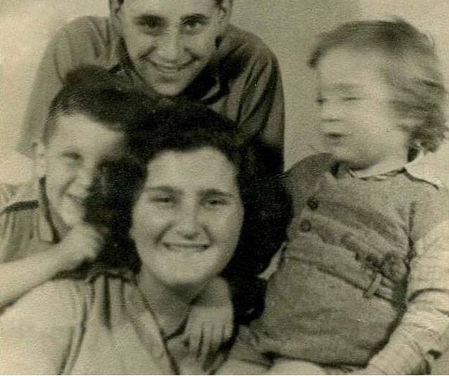 Реувен Ривлин (слева) с семьей. 40-е годы Реувен Ривлин (слева) с семьей. 40-е годы