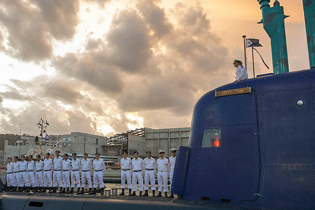 116-й курс подводников ЦАХАЛа: значки на белом кителе