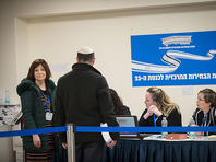 Лариса Амир (слева) в ЦИК, 14 января 2020 года