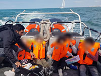 Морская полиция спасла двух взрослых и пять детей Морская полиция спасла двух взрослых и пять детей