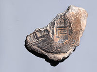 Печать, закрывавшая крупный сосуд:  видна фигура человека, сидящего на большом стуле (возможно, король) и перед ним две колонны