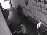Кадр с одной из камер наблюдения, установленных в Еврейском музее в Брюсселе Кадр с одной из камер наблюдения, установленных в Еврейском музее в Брюсселе