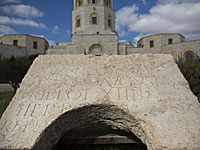 Обнаруженный фрагмент каменной плиты Обнаруженный фрагмент каменной плиты