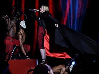 Мадонна перед падением на церемонии вручения премии Brit Awards Мадонна перед падением на церемонии вручения премии Brit Awards