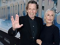 Леонард Нимой и его жена Сьюзан Бэй в 2013 году. Актер приветствует поклонников "вулканским жестом" Леонард Нимой и его жена Сьюзан Бэй в 2013 году. Актер приветствует поклонников "вулканским жестом"