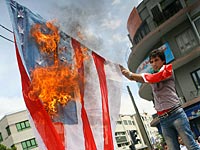 Сжигание американского флага на демонстрации перед Тегеранским университетом, 2009 год Сжигание американского флага на демонстрации перед Тегеранским университетом, 2009 год