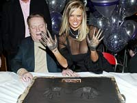 Ларри Флинт и порнозвезда Дженна Джеймсон в Hustler Hollywood Ларри Флинт и порнозвезда Дженна Джеймсон в Hustler Hollywood