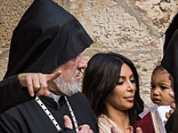 Ким Кардашьян и Канье Уэст прибыли в Израиль, чтобы крестить дочь Ким Кардашьян и Канье Уэст прибыли в Израиль, чтобы крестить дочь