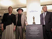 Бранко Лустиг и Колинда Грабар-Китарович в мемориальном центре "Яд Вашем". 22 июля 2015 года Бранко Лустиг и Колинда Грабар-Китарович в мемориальном центре "Яд Вашем". 22 июля 2015 года