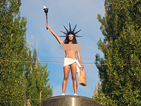 "Шоколадная свобода" на постаменте памятника Ленину в Киеве: новая акция FEMEN "Шоколадная свобода" на постаменте памятника Ленину в Киеве: новая акция FEMEN
