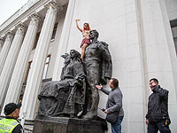 Акция FEMEN около Верховной Рады в Киеве. 5 сентября 2017 года Акция FEMEN около Верховной Рады в Киеве. 5 сентября 2017 года