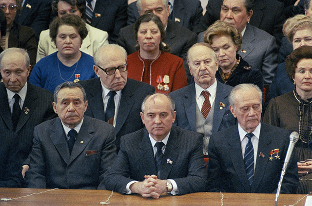 Михаил Горбачев с членами Политбюро на праздничном вечере в Большом театре. Москва, 1985 год