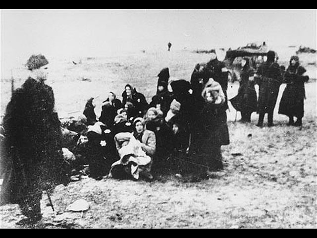 Члены 21-го латвийского полицейского батальона собирают на пляже вблизи Лиепаи группу евреев для казни, 15 декабря 1941 года