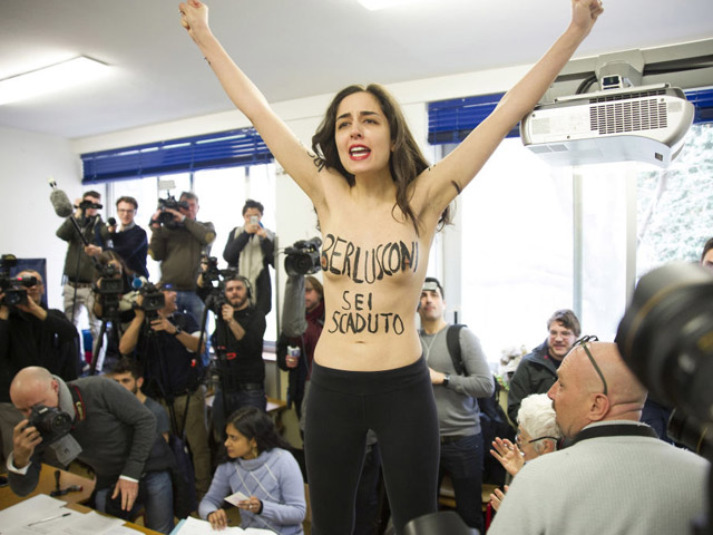 Активистка FEMEN попыталась сорвать голосование Берлускони. Милан, 4 марта 2018 года