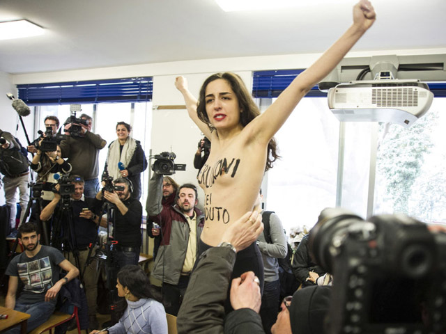 Активистка FEMEN попыталась сорвать голосование Берлускони. Милан, 4 марта 2018 года