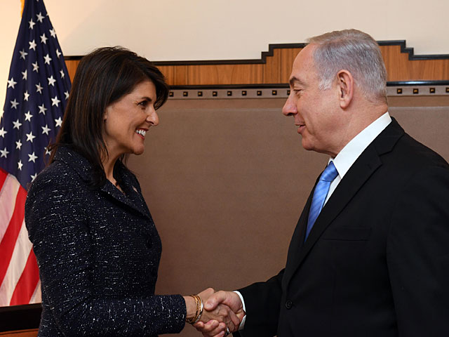 Премьер-министр Израиля Биньямин Нетаниягу с послом США в ООН Никки Хейли