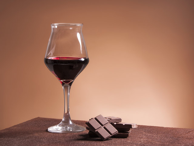 Новое исследование: вино, шоколад, ягоды и орехи обладают антивирусным эффектом