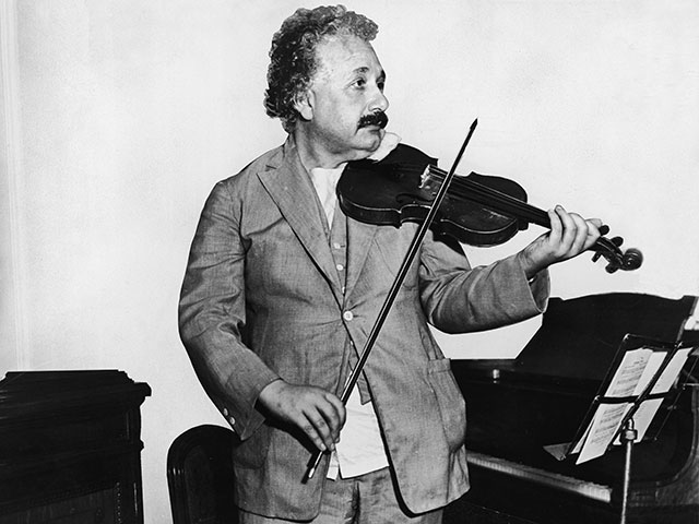 Скрипка Альберта Эйнштейна продана с молотка за полмиллиона долларов   