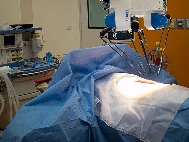 Уникальная операция в Австралии: больную раком девочку прооперировал робот   