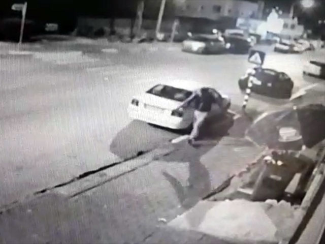 Задержан подросток, разбивавший в Рош а-Айне зеркала автомобилей. ВИДЕО  