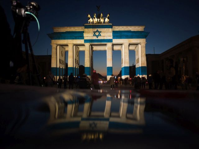 Памятные мероприятия в Берлине: Бранденбургские ворота окрасились в цвета флага Израиля
