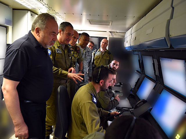 Министр обороны Авигдор Либерман во время учений "Можжевеловая кобра". 14 марта 2018 года