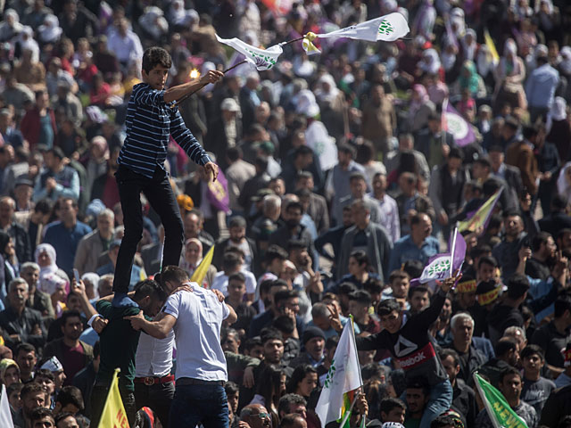 Турецкие курды празднуют Навруз