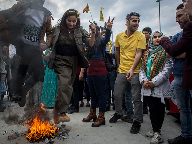 Турецкие курды празднуют Навруз