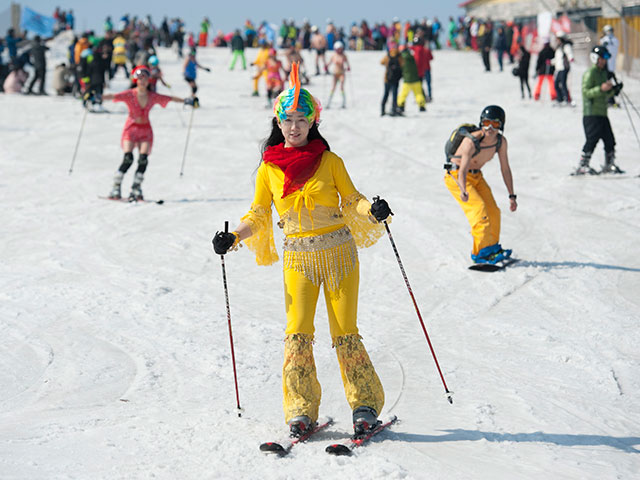 Naked Pig Skiing: "голые" снежные игры в Китае