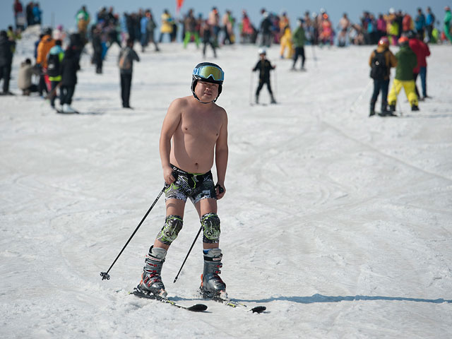 Naked Pig Skiing: "голые" снежные игры в Китае