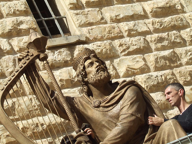 Установка памятника Царю Давиду в 2008 году