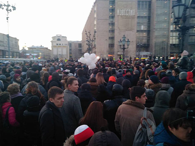 На Пушкинской площади в Москве, где через соцсети был объявлен стихийный митинг, собрались уже несколько тысяч человек