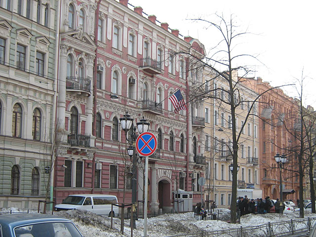 Россия закрывает генконсульство США в Санкт-Петербурге и высылает 60 дипломатов  