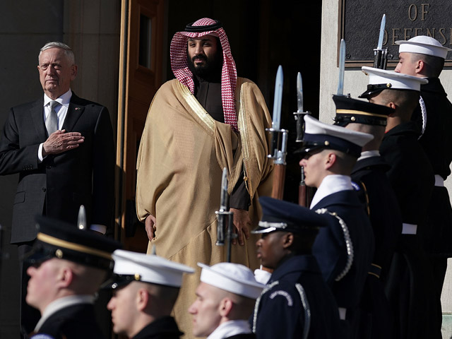 Принц Мухаммад во время визита в Пентагон