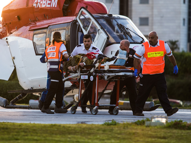 Вертолет МАДА эвакуирует раненых. На месте теракта, 16 марта 2018 года  