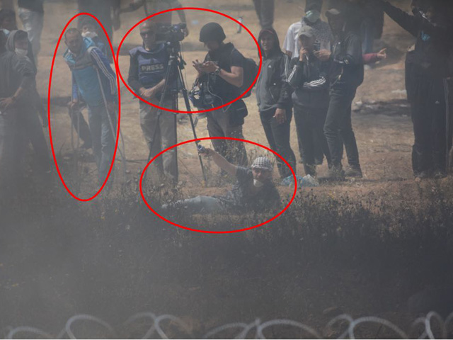 На снимке: участник акции протеста, в руках у которого взрывное устройство. Рядом с ним &#8211; журналисты и инвалид.