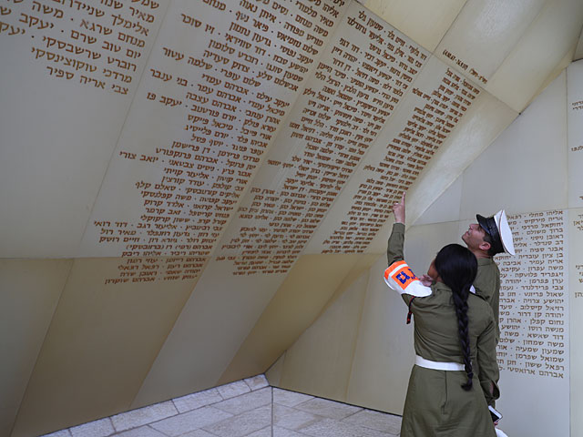 Израильтяне чтят память павших воинов и жертв терактов  