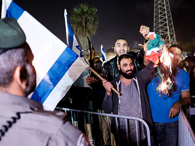 В Тель-Авиве проходит палестино-израильская церемония Дня памяти. Ее пикетируют правые активисты  
