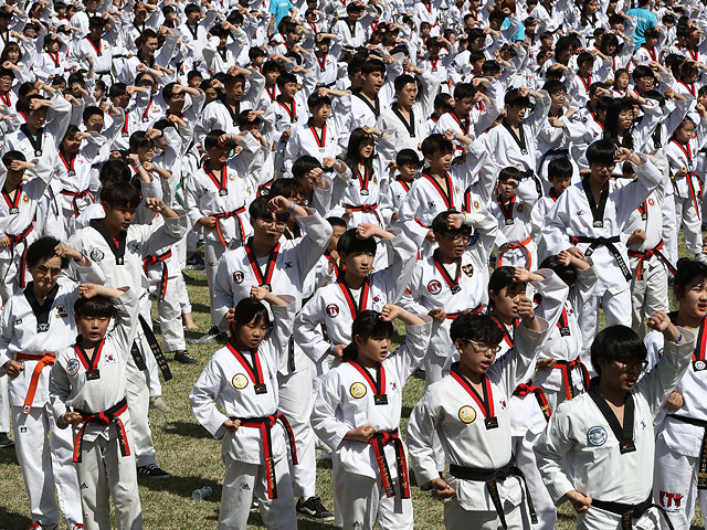 В погоне за рекордом: 8 тысяч бойцов тхэквондо в Сеуле