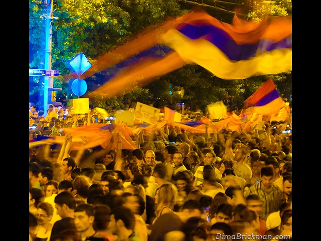 Революция в Армении: ЕС поддержит диалог, Кремль не видит сходства с Майданом  