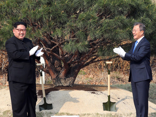 Ким Чен Ын и Мун Чжэ Ин. 27 апреля 2018 года 