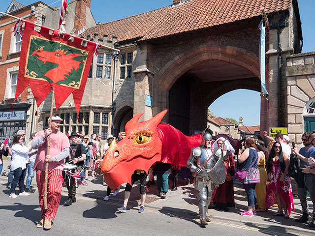 Фестиваль драконов в Гластонбери