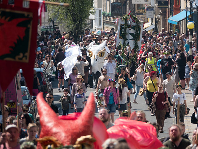 Фестиваль драконов в Гластонбери