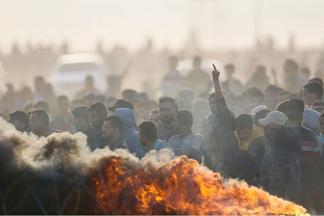 Сектор Газы: участники "марша возвращения" сожгли газопровод и конвейер для поставки щебня 