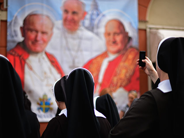 Папа Римский опубликовал инструкции пользования соцсетями для монахинь  